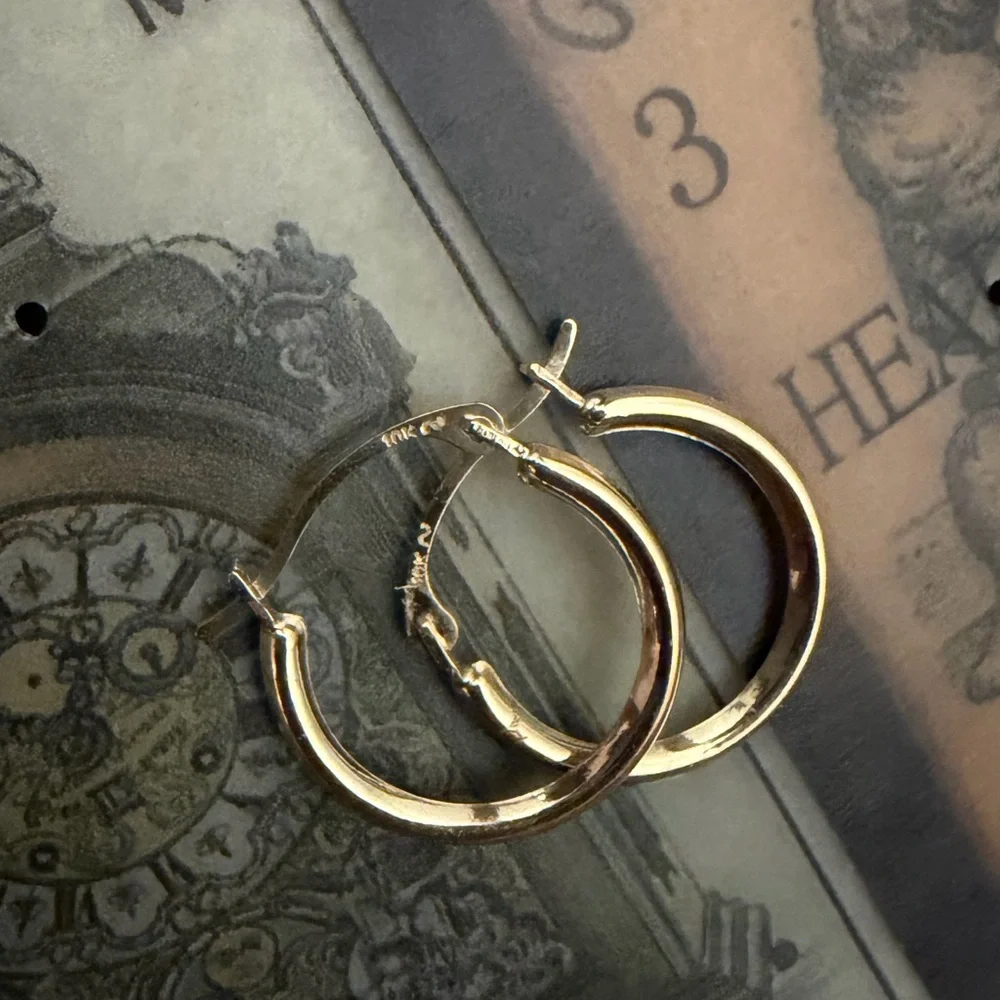 10kt solid yellow Gold small Hoop Earrings dainty stackable estate vintage - Picture 4 of 6